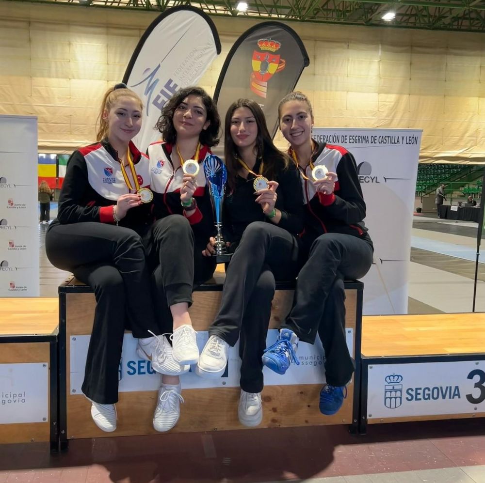 Genç Kadınlar Kılıç Takımı İspanya’da Şampiyon oldu
