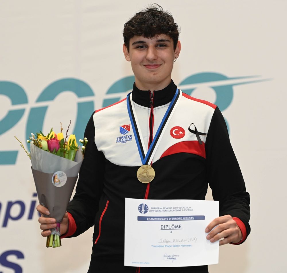 Tolga Aslan genç erkekler kılıçta bronz madalya kazandı