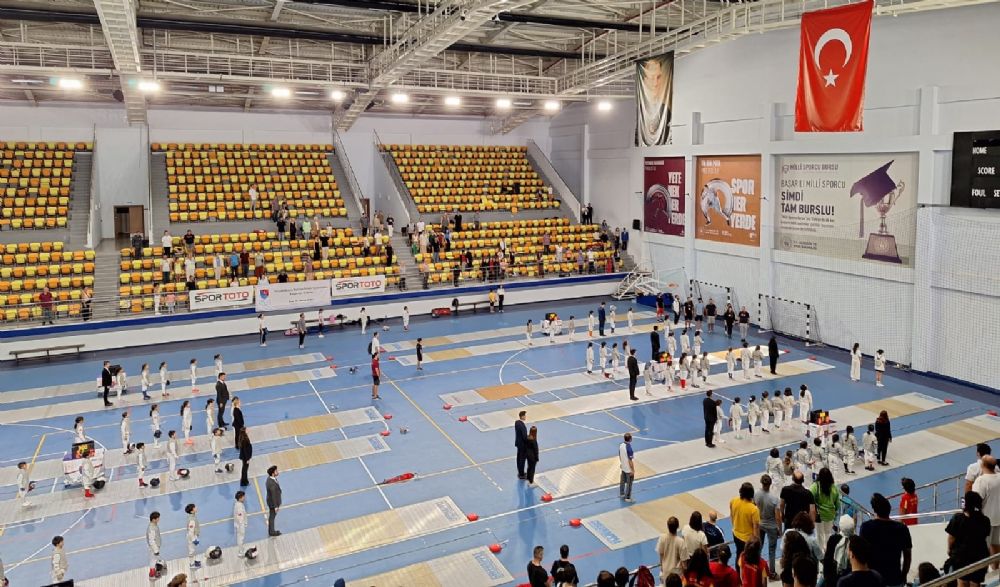 Eskrimde kupalar sahibini buldu