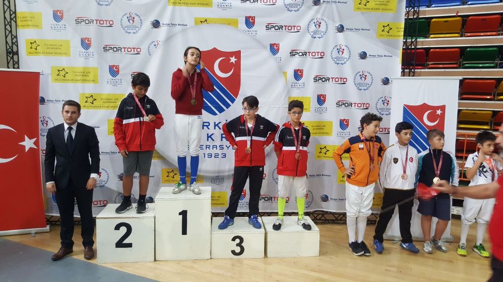 U14 ve U10 kızlar, U12 erkekler kılıç müsabakalarında dereceye girenler