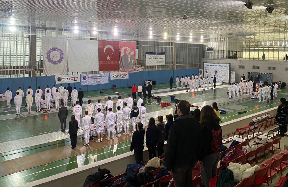 Genç eskrimciler kupalarını aldı
