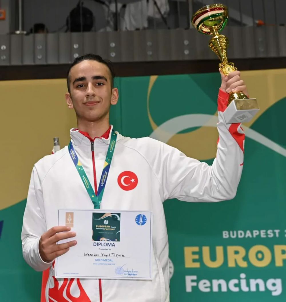 Budapeşte'de bir altın bir bronz