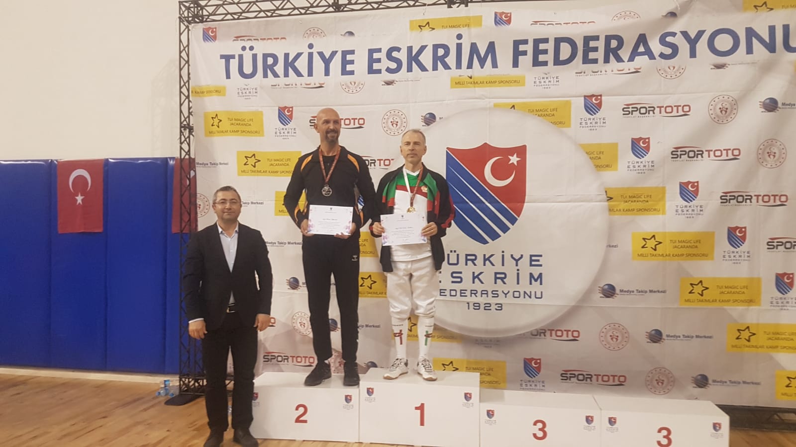V2 ERKEKLER KILIC