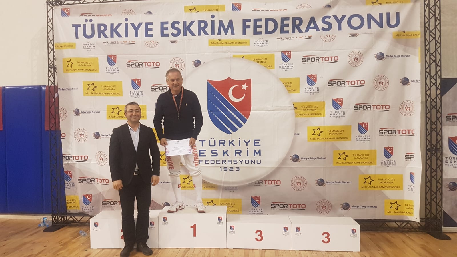 V3 ERKEKLER KILIC